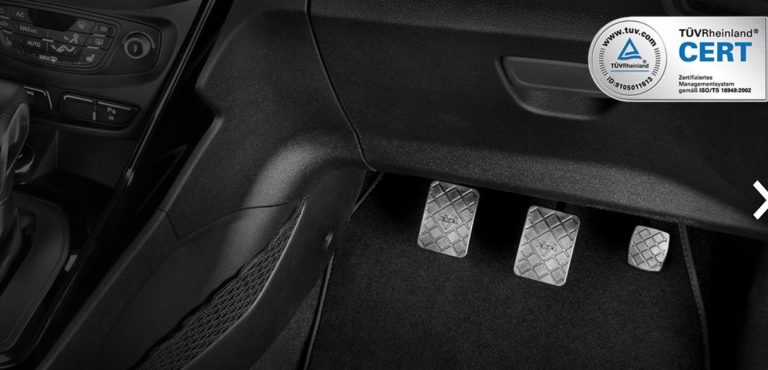 Schwarzer Ledersitz im Fahrzeug mit ergonomischem Design.